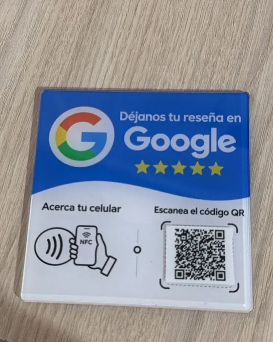 Cuadro NFC cuadrado con el logo de Google, área NFC y código QR