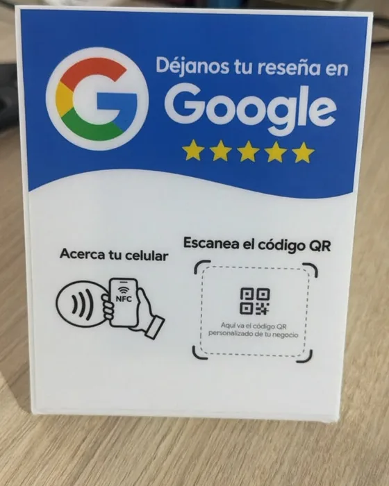 Hablador NFC de acrílico de pie con el logo de Google, área NFC y código QR